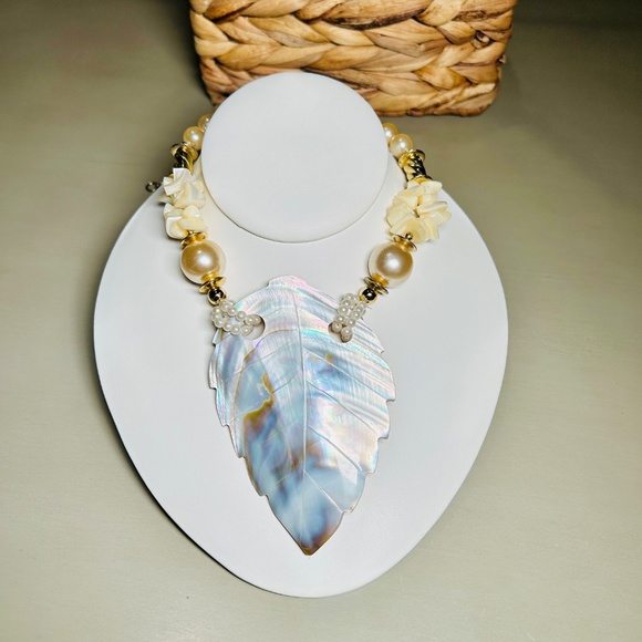 Vintage Beautiful Mother of Pearl Carved Leaf pendant necklace - Picture 9 of 16